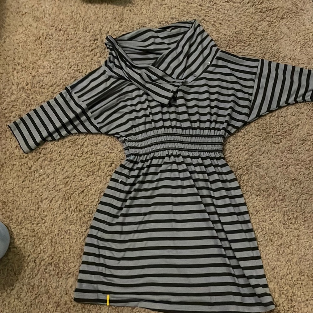Dress, above the knee some.  Cinched or gathered at waist.  Size L.